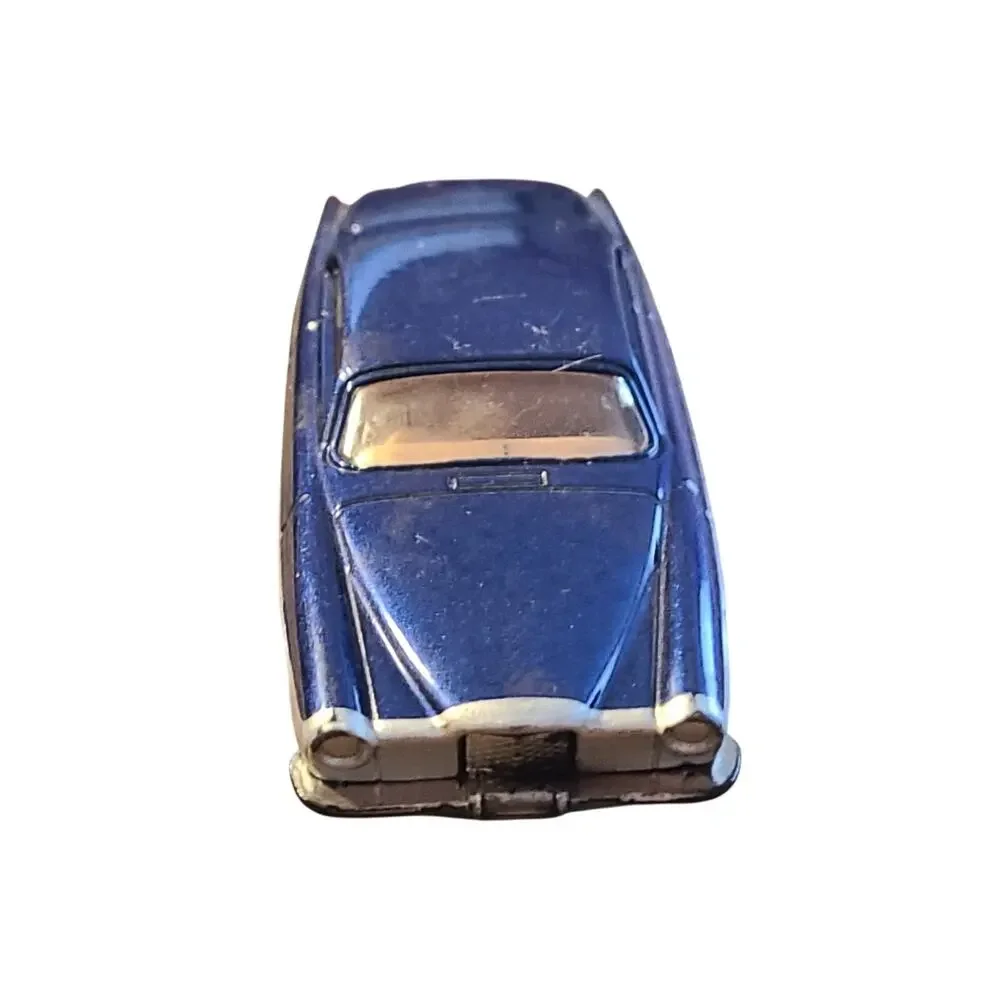 Chopped & Slammed Custom Show Car Collectible 1/64 Scale Diecast Diorama Model